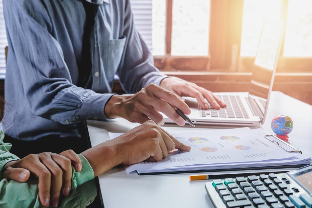 Photo young account managers crew working with new startup project